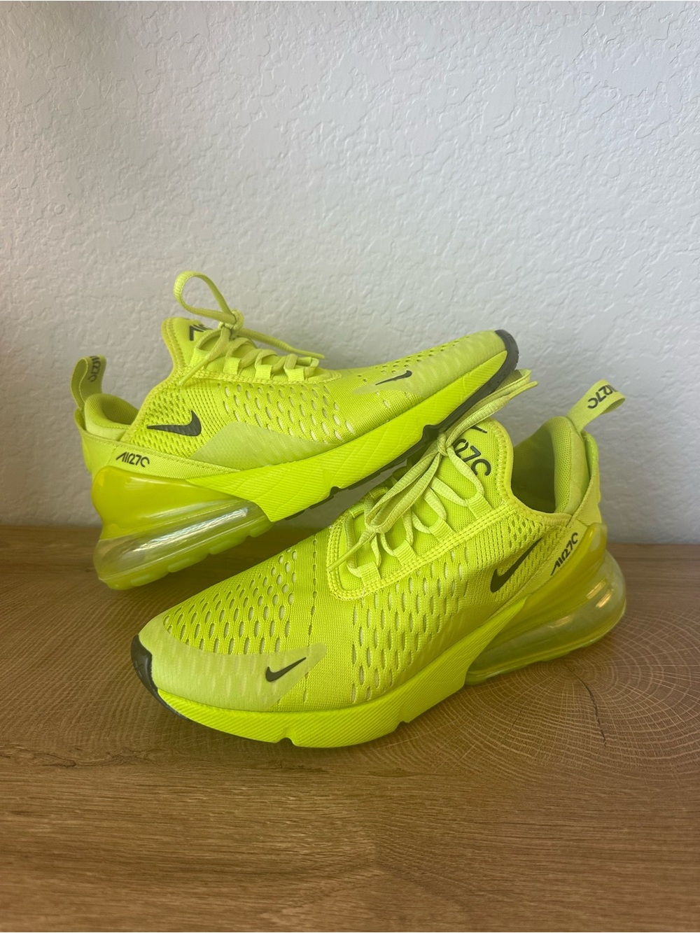 Nike Women Air Max 270 Neon Yellow Athletic Shoes WOMEN 8 - Excellent